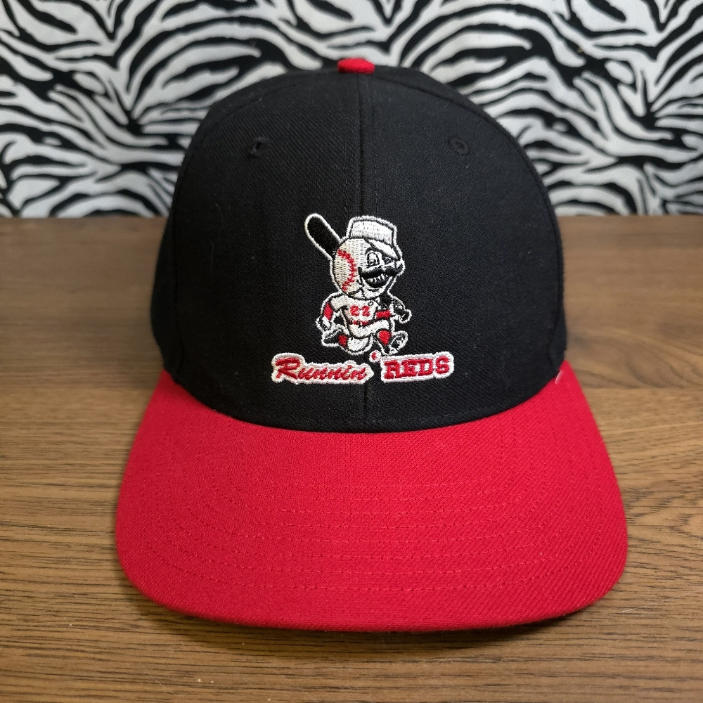 AUCN 0515 Thrifted Mens Fitted Medium To Large Black Running Reds Hat GWOSLOO.25